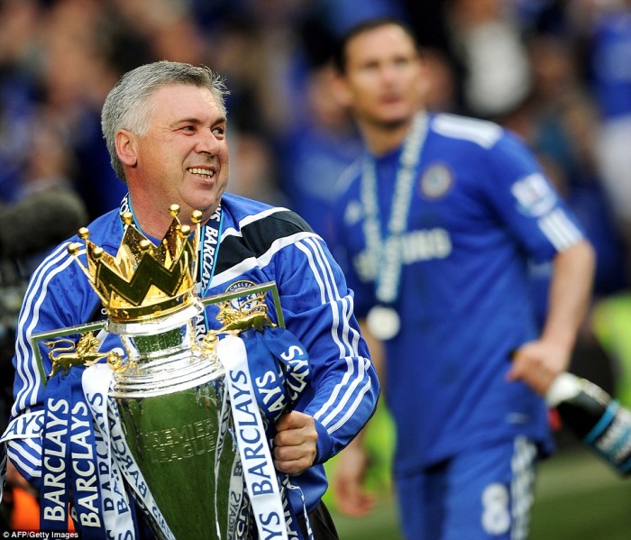 Carlo Ancelotti slaví titul v Premier League s Chelsea